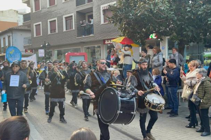 Más de 600 personas participaron en un colorido desfile de Valencia de Don Juan en el que se repartieron 2.500 euros. DL