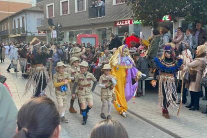 Más de 600 personas participaron en un colorido desfile de Valencia de Don Juan en el que se repartieron 2.500 euros. DL