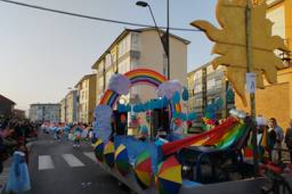 El buen tiempo acompañó a un colorido desfile de carnaval en San Andrés con 700 participantes desplegados en siete carrozas, nueve comparsas y 11 grupos. DL