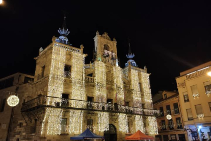 Astorga celebra por todo lo alto la Navidad con una iluminación muy especial. DL