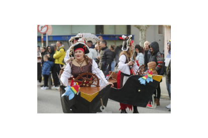 Participaron en el desfile la Peña No lo veo, la Peña Pimentón Picante, la peña Lección de Humor, la peña La Corona, el grupo el Secreto del Puente Boeza, Equipo Utopía, el grupo el Patio Escuela de Artistas, el colegio Campo de los Judíos, la Asociación Cultural Vegandres, el grupo Amigos Flores Existe y el grupo El Gallinero. LUIS DE LA MATA