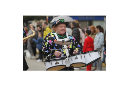 Participaron en el desfile la Peña No lo veo, la Peña Pimentón Picante, la peña Lección de Humor, la peña La Corona, el grupo el Secreto del Puente Boeza, Equipo Utopía, el grupo el Patio Escuela de Artistas, el colegio Campo de los Judíos, la Asociación Cultural Vegandres, el grupo Amigos Flores Existe y el grupo El Gallinero. LUIS DE LA MATA