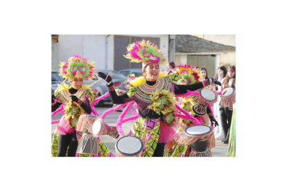 La inspiración tropical no suele faltar en ningún desfile de Carnaval y en el caso de Camponaraya, estuvo acompañado de una buena percusión. L. DE LA MATA