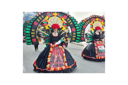Mujeres vestidas con vistosos abanicos en Vega de Espinareda. DL