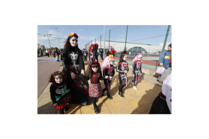Más de 2.000 personas formaron una marea de color desde el Toralín hasta el centro de Ponferrada en el desfile del carnaval infantil. L. DE LA MATA