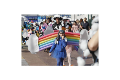 Más de 2.000 personas formaron una marea de color desde el Toralín hasta el centro de Ponferrada en el desfile del carnaval infantil. L. DE LA MATA