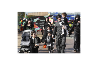 Más de 2.000 personas formaron una marea de color desde el Toralín hasta el centro de Ponferrada en el desfile del carnaval infantil. L. DE LA MATA