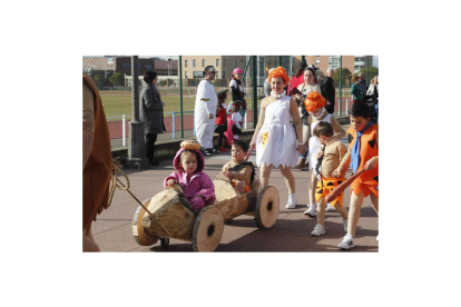 Más de 2.000 personas formaron una marea de color desde el Toralín hasta el centro de Ponferrada en el desfile del carnaval infantil. L. DE LA MATA