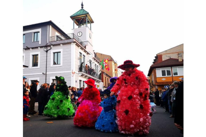 La Robla volvió a tirar este domingo de imaginación con motivo del desfile de carnaval. DL