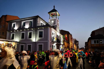 La Robla volvió a tirar este domingo de imaginación con motivo del desfile de carnaval. DL