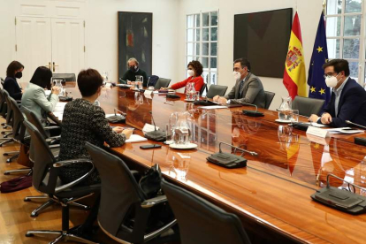 Pedro Sánchez con los miembros del comité de seguimiento del coronavirus. FERNANDO CALVO