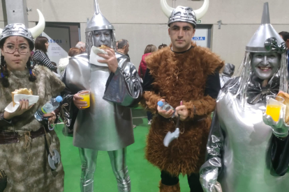 Carnaval en el municipio de Sariegos. Se celebró en el pabellón de Azadinos con actuación infantil y 800 personas y desfile de 300 participantes. DL