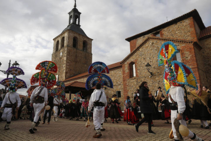 Ancestrales personajes como guirrios y madamas representan el antruejo asustando a los vecinos y bailando en la plaza de Llamas de la Ribera. FERNANDO OTERO