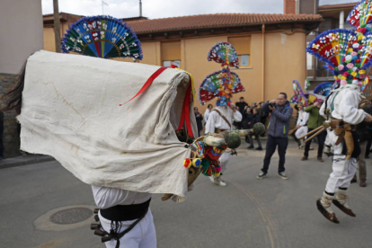 Ancestrales personajes como guirrios y madamas representan el antruejo asustando a los vecinos y bailando en la plaza de Llamas de la Ribera. FERNANDO OTERO