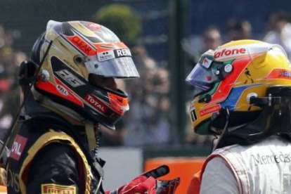 Lewis Hamilton (derecha) discute con Romain Grosjean, el responsable del accidente que los ha dejado fuera de la carrera. Foto: AP / LUCA BRUNO