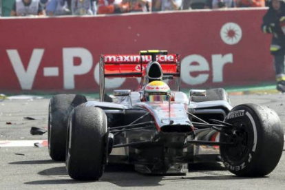 Estado en el que ha quedado el McLaren de Lewis Hamilton tras el accidente. Foto: AP / LUCA BRUNO