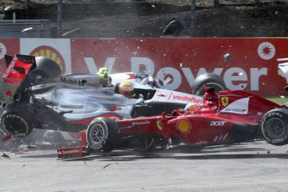 Formula 1 02/09/2012 El Ferrari de Alonso (izquierda) y el McLaren de Hamilton (derecha) chocan tras ser embestidos por Grosjean. Foto: AP / LUCA BRUNO