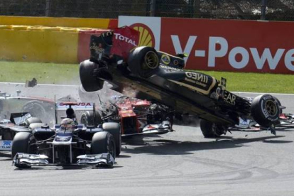 El Lotus de Grosjean, tras embestir a otros bólidos, sale disparado. Foto: REUTERS / STRINGER