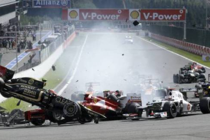 El monoplaza de Grosjean vuela tras la colisión múltiple. Foto: AP / LUCA BRUNO