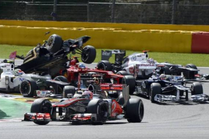 El Lotus de Grosjean inicia su espectacular vuelo tras haber embestido a Hamilton. Foto: REUTERS / STRINGER