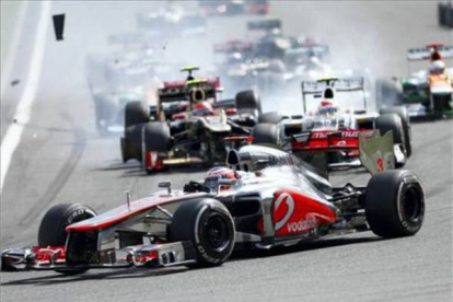 Momento en que el Lotus de Romain Grosjean (al fondo) colisiona con el McLaren de Hamilton (tercer coche). En primer término, Jenson Button. Foto: REUTERS / FRANÇOIS LENOIR