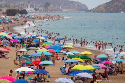 Y mientras tanto, las playas mediterráneas llenas esta jornada de elecciones. EFE