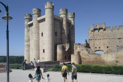 El castillo de Valencia de Don Juan es uno de los principales reclamos turísticos de la provincia. DL