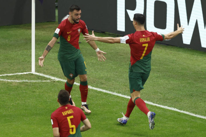 Bruno Fernandes celebra junto a Cristiano el segundo gol de Portugal frente a Uruguay. JIMÉNEZ
