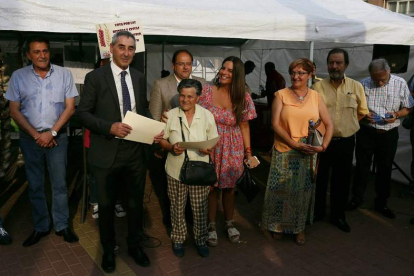 Un momento de la entrega de premios del concurso de ristras y cestas de ajos. FERNANDO OTERO