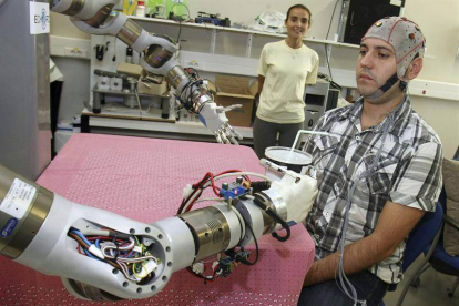 Investigadores de la Universidad Miguel Hernández (UMH) de Elche trabajan desde hace más de un año en el desarrollo de un robot cuyos movimientos serán controlados a partir de la actividad cerebral de una persona. El objetivo de este trabajo es mejorar la