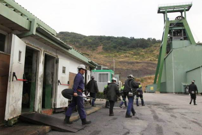 Trabajadores en el pozo Emilio del Valle, de la Hullera Vasco Leonesa. DL