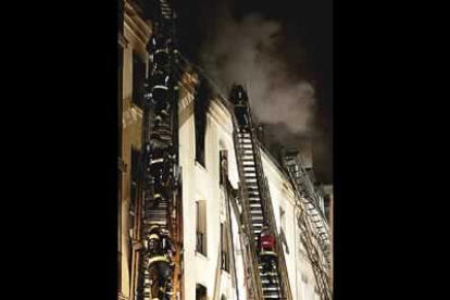 La estructura del hotel, situado en una calle estrecha y con una sola escalera en el interior del edificio, lo que lo convirtió en una auténtica chimenea, contribuyó a la rápida propagación de las llamas.