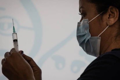 Una trabajadora de la salud prepara una dosis de la vacuna contra el covid en Brasil. ANDRE COELHO