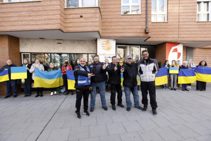 Los ciudadanos ucranianos que residen en León recibieron a la caravana. MARCIANO PÉREZ