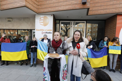 Los ciudadanos ucranianos que residen en León recibieron a la caravana. MARCIANO PÉREZ