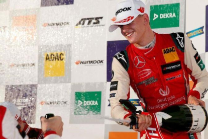 Mick Schumacher, hijo del mítico piloto alemán de F-1, ha celebrado hoy, en Hockenheim, el título de F-3 Europea.