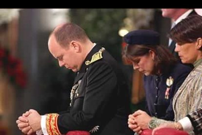 Alberto II siguió la ceremonia con gesto contenido, vestido con uniforme militar en el que relucían varias condecoraciones, flanqueado por sus hermanas Carolina y Estefanía.