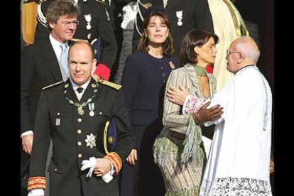 La familia casi al completo a la salida de la ceremonia religiosa de entronización.