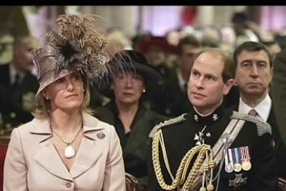 A la ceremonia asistieron representantes de casas reales como Eduardo de Inglaterra y su esposa. La gran ausente fue la familia real española debido a la polémica pregunta de Alberto II a la Madrid olímpica.