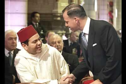 El príncipe Mulay Rachid de Marruecos y el príncipe Feisal Bin Al Hussein de Jordania durante la ceremonia de entronización.
