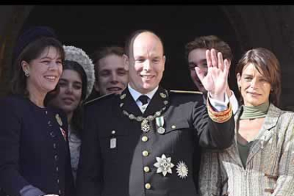 Tras la ceremonia religiosa, la familia real monegasca hizo el tradicional saludo desde la ventana.