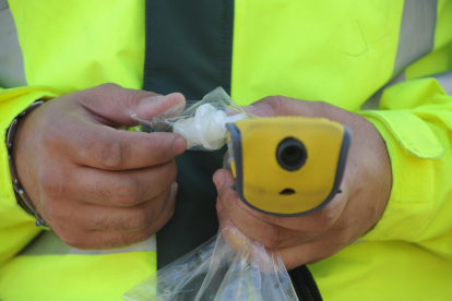 Un agente de policía prepara una prueba de alcoholemia. JAVIER