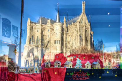 Belén de galleta con la imagen de la Catedral de Astorga de fondo. DL