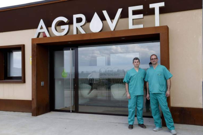 Antonio Rodríguez Zarza y Pablo Flórez delante del Hospital Veterinario de Agrovet ubicado en Mansilla Mayor. MARCIANO PÉREZ