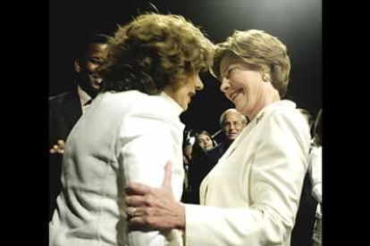 Teresa Heinz-Kerry y Laura Bush se saludan antes del debate que protagonizaron sus maridos en Miami. La próxima cita será el 8 de octubre.