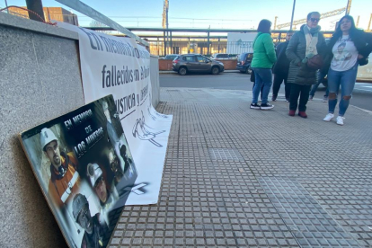 Los familiares de los fallecidos se concentran a las puertas de los juzgados. RAMIRO