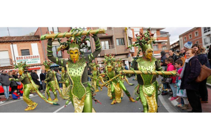 El Gran Desfile de Piñata reúne cada año a miles de personas tanto dentro como fuera de la multicolor comitiva. JESÚS