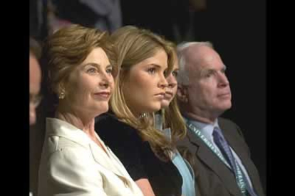 Una de las hijas del presidente Bush, en el centro, sigue atentamente la intervención de su padre.