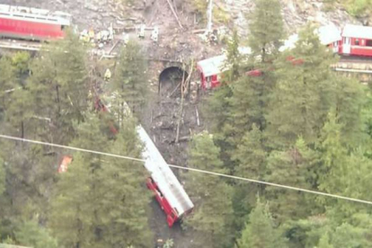 Estado en el que ha quedado el tren accidentado este miércoles en Suiza.