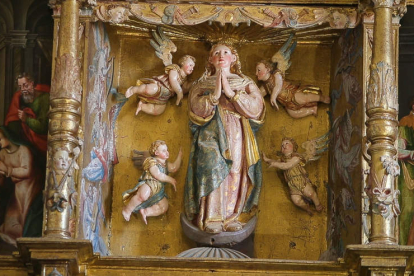 Imagen de la Virgen, que corona el retablo de la iglesia de San Andrés en Valdescapa. RAMIRO